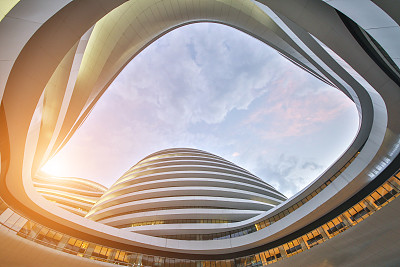 企業宣傳片制作中的構圖拍攝藝術與攝影擴印服務的協同價值